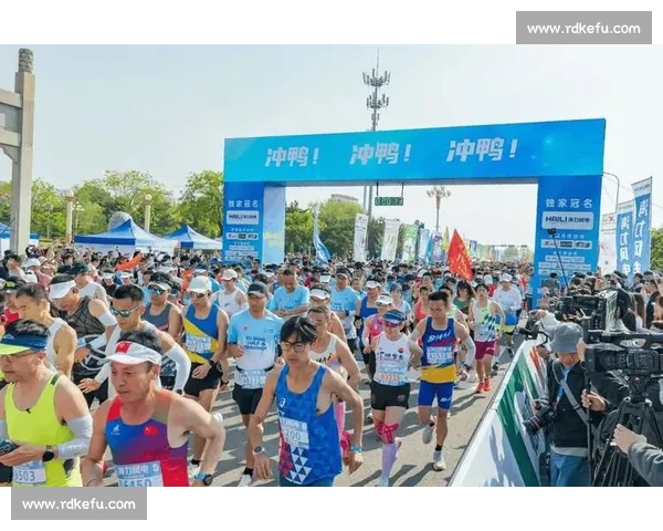 激情奔跑与坚韧挑战：马拉松赛中的速度与毅力较量
